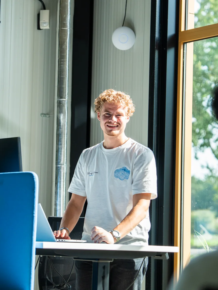 Collega achter een sta-bureau in het kantoor van RepliKate in Nijmegen